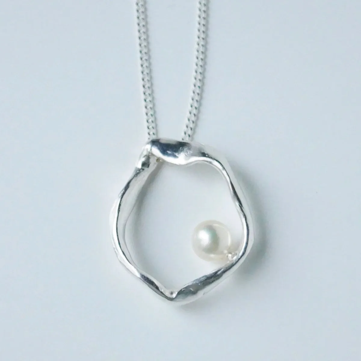 Sunday Feel Mother Pendant Necklace (Silver)